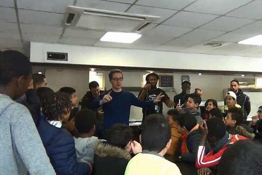 Les enfants de La Castellane entonnent «Aux armes…» avec Jacques-Henri Eyraud