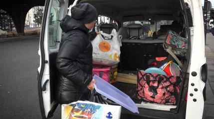 Des bénévoles qui distribuent le petit-déjeuner aux migrants accablés par des amendes pour stationnement gênant