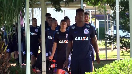 Crianças recebem kit escolar de jogadores do Corinthians no CT