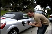 Ecco come riparare le ammaccature della tua auto con ghiaccio e phon