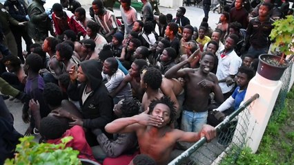 Cientos de migrantes entran en España forzando la valla de Ceuta