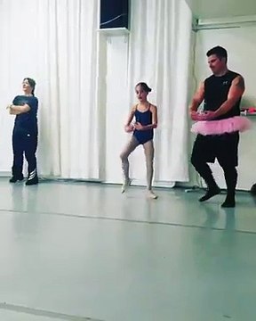 Des papas prennent des cours de danse avec leur fille