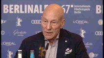 El actor británico Patrick Stewart se avergüenza del 