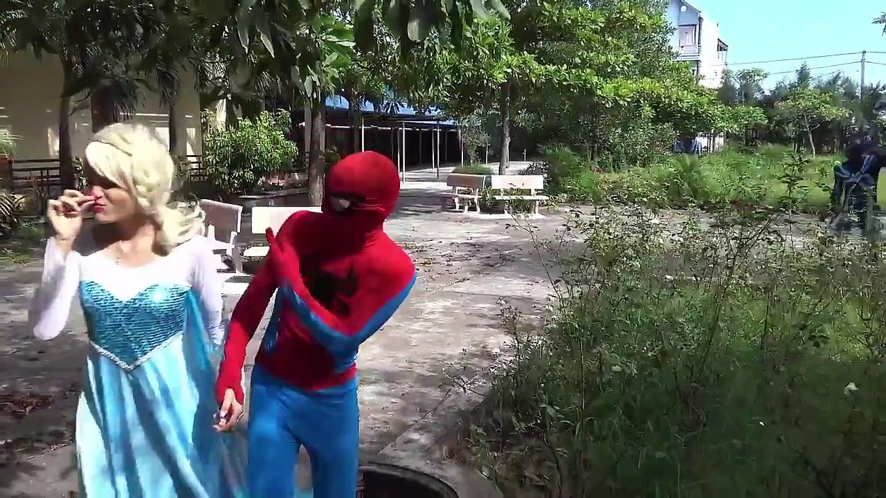 Fire ants prick Blue Spiderman Spider man vs Frozen Elsa & Anna Fun Superheroes in real li