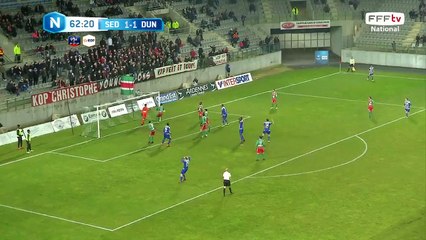 La tête passe juste à coté du but !