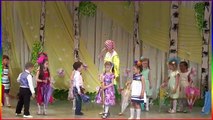 Actuación de los niños de milán de 4 años Baila rusia ufa childrens holiday tree girl Dancing 4