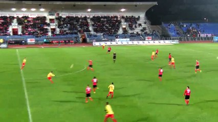 Centre direct en demi-volée, mais manque de précision sur ce centre