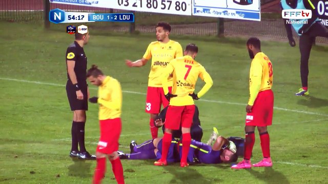 Choc sur le gardien lyonnais qui reste au sol après le but