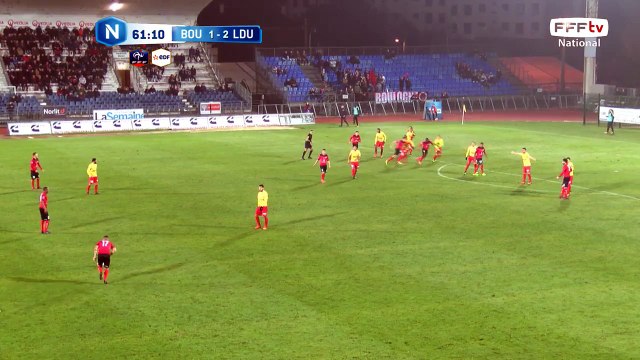 Coup franc bien frappé repris de la tête, mais sans trouver le cadre