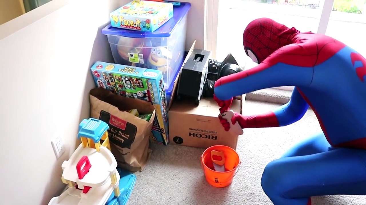 Spiderman, Fozen Elsa, Pink Spidergirl & Superdog vs Venom! w/ Joker! Superhero Fun in Rea