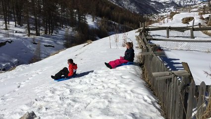 Descente en luge devant la maison