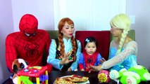 Spiderman, Elsa, Araña bebé vs Bruto Pizza y Bromista Hotsauce Broma! Divertido Superhéroes en r