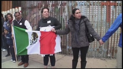 Crean un "muro humano" en la frontera para combatir la política migratoria de Trump