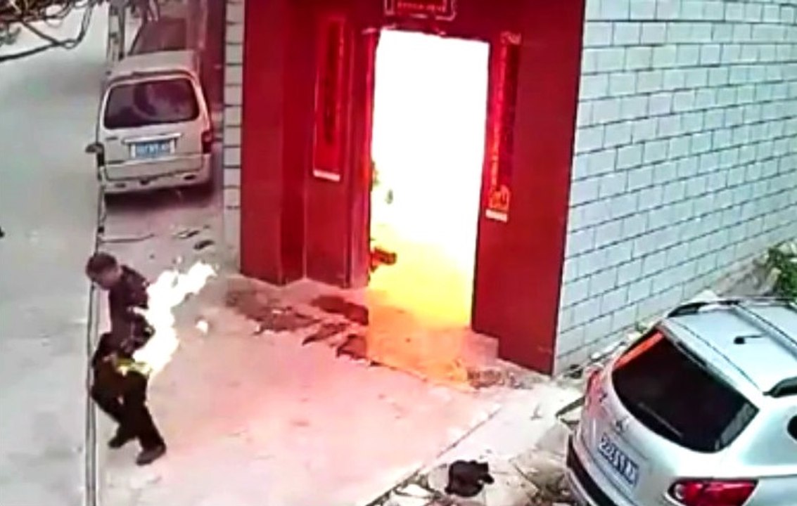 Alevlerin Arasından Çıktı