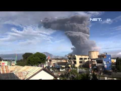 NET12 - Minggu pagi, Sinabung meletus 3 kali dan kini berstatus Awas