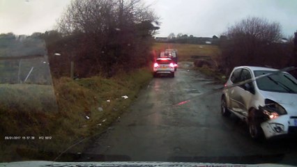 Après un gros crash il continu a route comme si de rien n'etait!