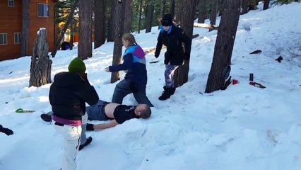 Le gars se met KO en prenant un arbre en luge... Violent