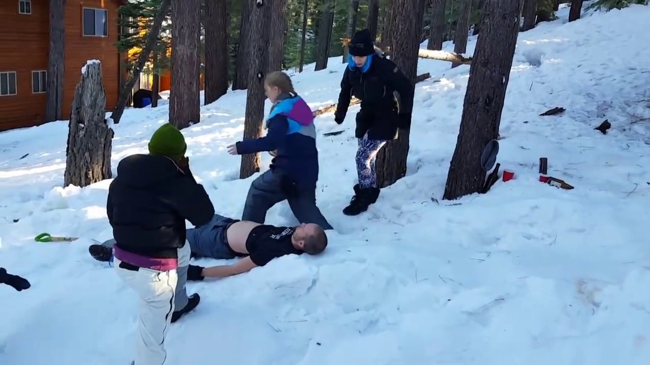 Le gars se met KO en prenant un arbre en luge... Violent