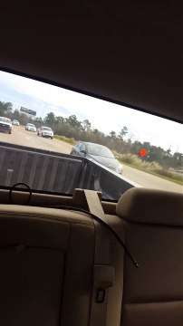 Course-poursuite avec la police sur l'autoroute