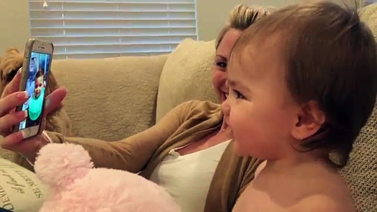 Deux bébés discutent sur FaceTime