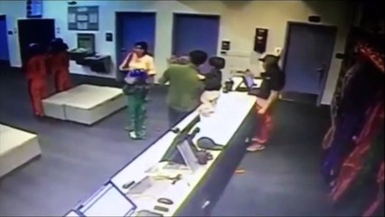 Un vendeur a un réflexe génial pour sauver un enfant qui tombe du comptoir