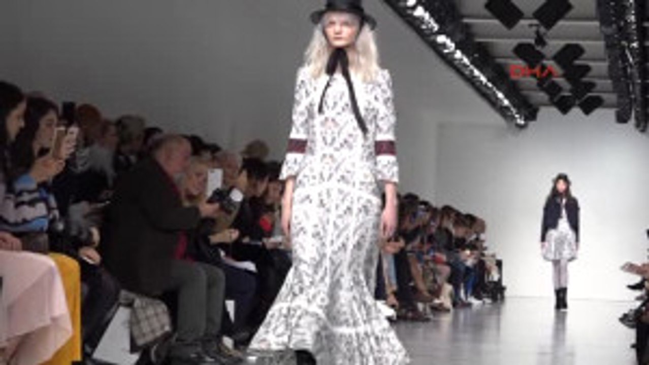 Türk Modacı Bora Aksu Londra Moda Haftası'nda Büyük Beğeni Aldı