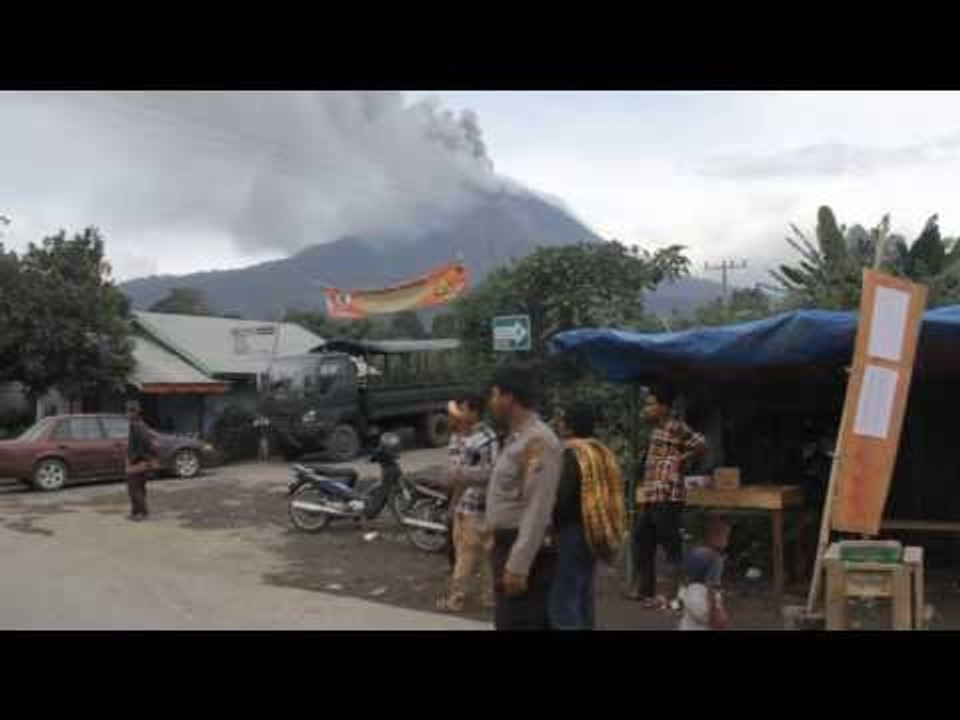 NET12 - Mobil evakuasi disiagakan karena status Awas Gunung Sinabung