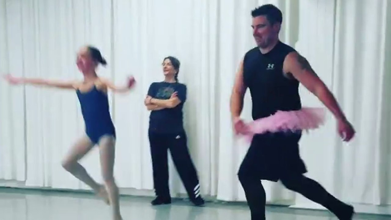 Des papas font de la danse classique avec leurs filles
