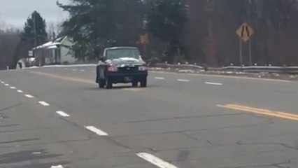 Il passe la marche arrière à plus de 50 km/h !