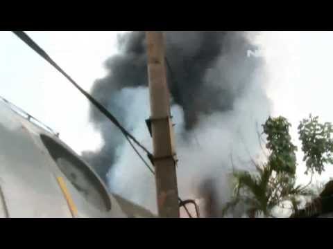 NET17 - Pemindahan bangkai kereta KRL commuter line yang mengalami kecelakaan