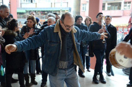 Emekliliğini Davul Zurna Ile Kutladı