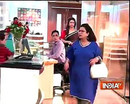Yeh Hai Mohabbatein : Mrs. Bhalla & Ishita's Hungama in Raman's Office : 19th February 2017 News