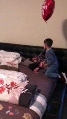 Un jeune garçon fait une belle surprise à sa petite soeur pour la Saint Valentin !