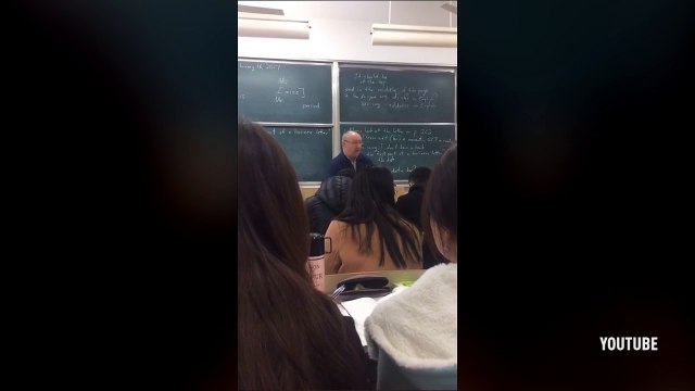 Video/ Mësuesi “tërbohet” gjatë shpjegimit, godet bankat dhe i quan nxënësit ‘djaj’