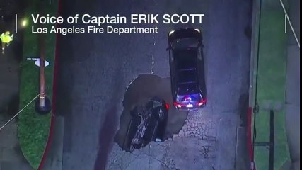 Une voiture tombe dans une doline à Los Angeles en Californie