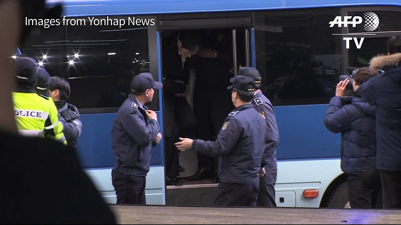 Arrested Samsung heir appears handcuffed for questioning