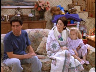 Szeretünk Raymond!  S01 13 Debra Ágynak Esik