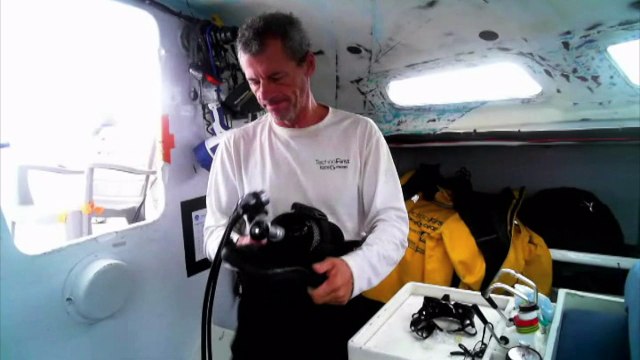 D104 : Sébastien Destremau tries his diving equipment / Vendée Globe