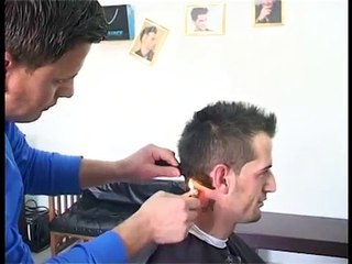 NEĆETE VEROVATI: Ovaj frizer umesto makaza koristi upaljač