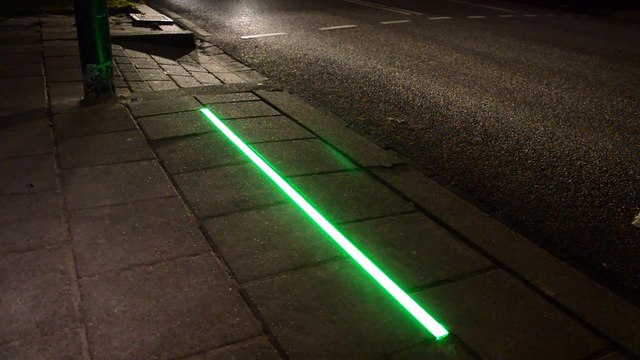 Feux rouges très bizarre installés aux Pays-Bas pour les piétons qui téléphonent trop