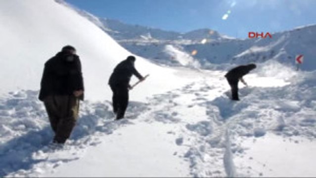 Şemdinli Irak Sınırındaki Derecik Beldesi'nde 20 Araç Yolda Kaldı