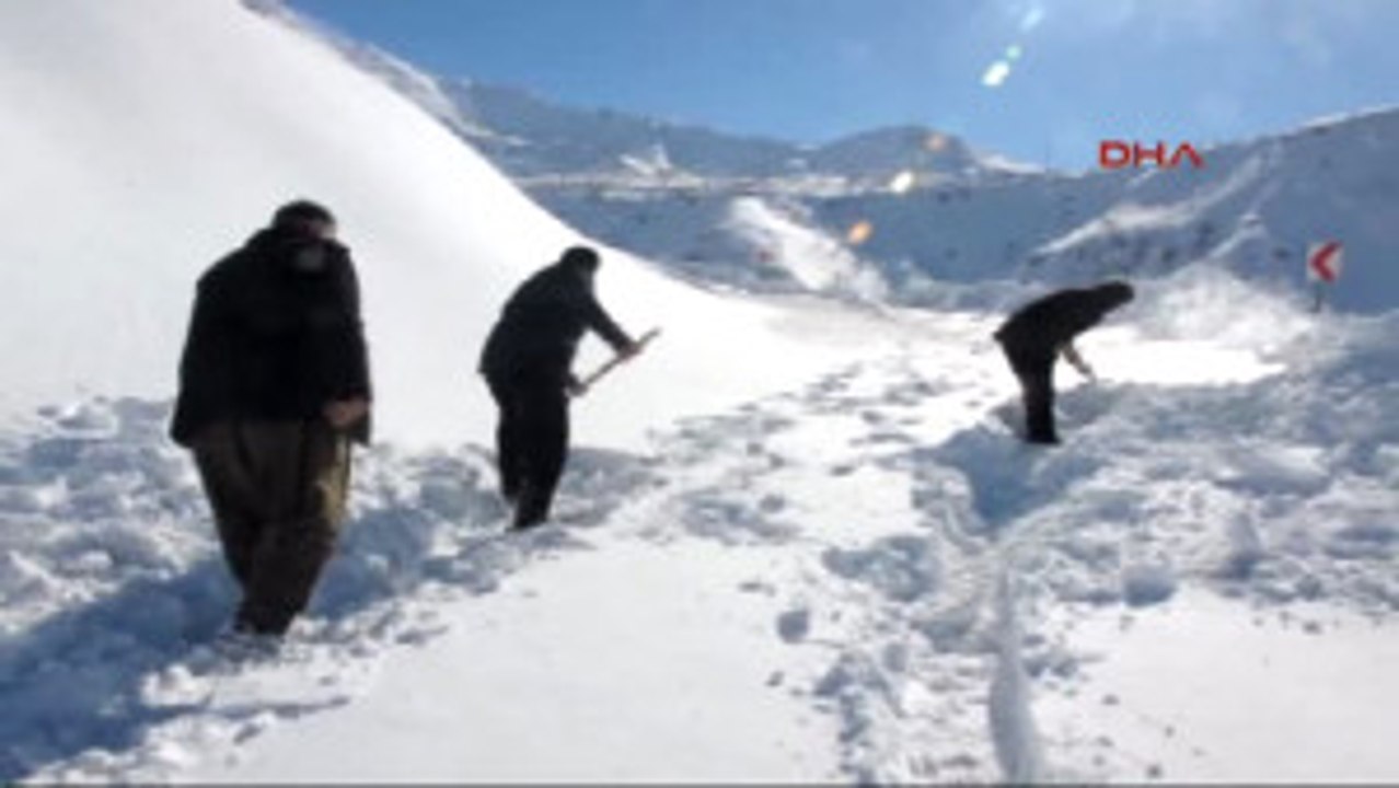 Şemdinli Irak Sınırındaki Derecik Beldesi'nde 20 Araç Yolda Kaldı