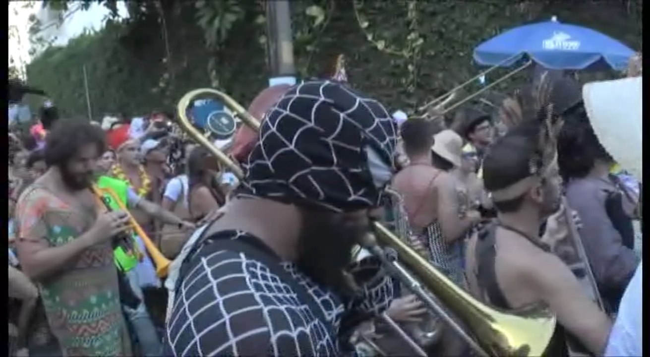 Brasil prende su fiesta en las calles a ritmo de carnaval