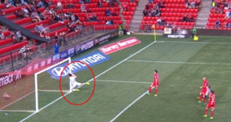 Adeleide United Kalecisi John Hall, Kafasını Direğe Kötü Biçimde Vurdu