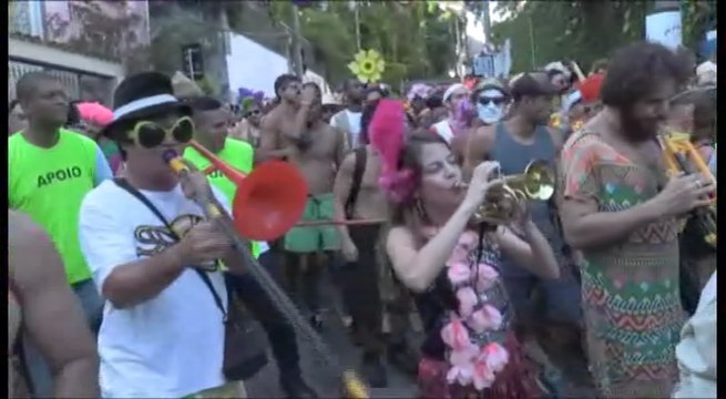 Los Blocos con sus comparsas prenden la fiesta del carnaval en Brasil