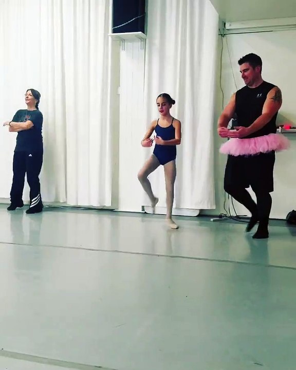 Buzz : Des pères s'essaient à la danse classique avec leurs filles... et c'est vraiment très drôle !