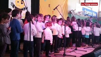 Plescop (56). Les enfants des écoles bretonnantes chantent en breton au Roue Waroch