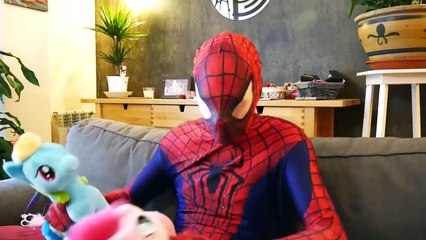 Frozen Anna Embarazada vs Color de la Araña Bebé! w/ Spiderman Princesa Elsa Médico y el arco iris B