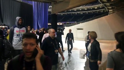 Kevin Durant esquive Russell Westbrook au All-Star Game