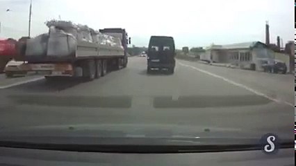 Para quem gosta de atravessar faixa sem esperar os veículos pararem primeiro. (1)